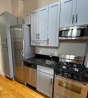 3rd image of 450 W 50th St #F
