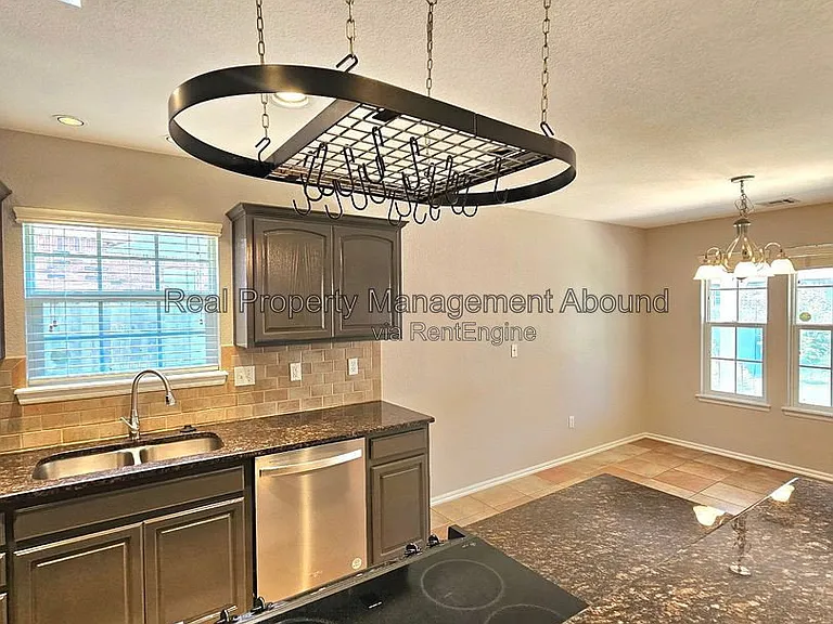 809 W Granger St — Photo 15