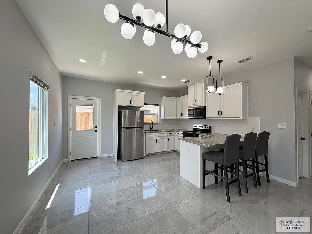 3 bed, 2.0 bath, 1063 sqft, $1,450 — Photo 3