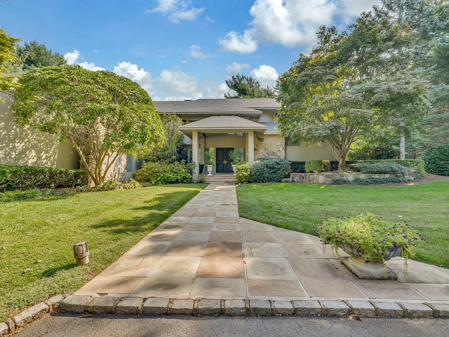 6 bed, 7385 sqft, $25,000 — Photo 2