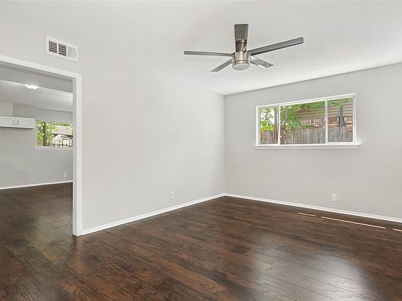 3rd image of 921 Dee Ln