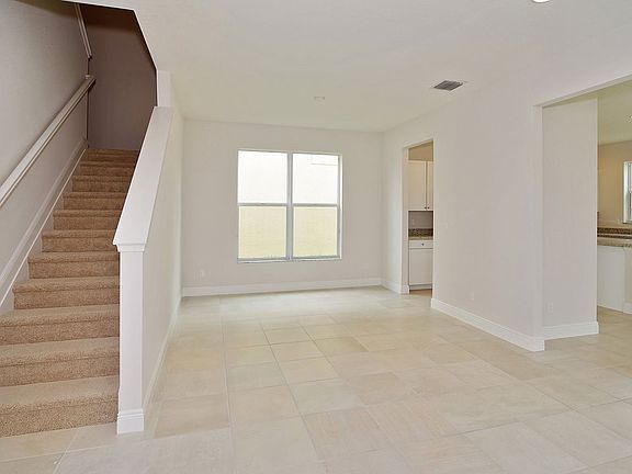 5th image of 754 NW Leonardo Cir
