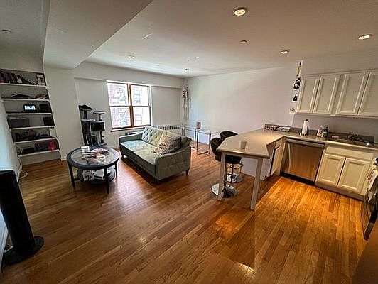 3rd image of 754 E 6th St APT 3A