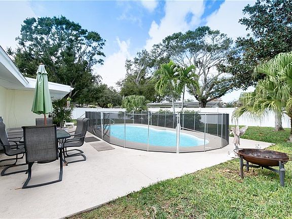 5th image of 3208 Cambridge Dr W