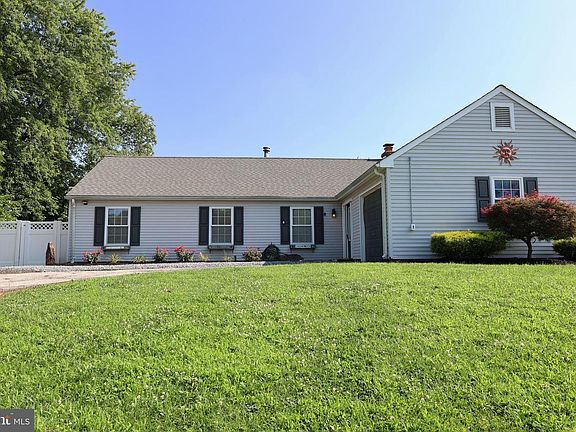 3rd image of 8 Holmes Ln