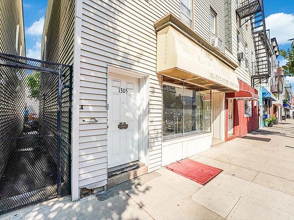 2nd image of 1305 SUMMIT AVE