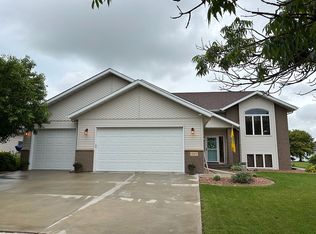 1567 Woodridge Ln, West Fargo, ND 58078