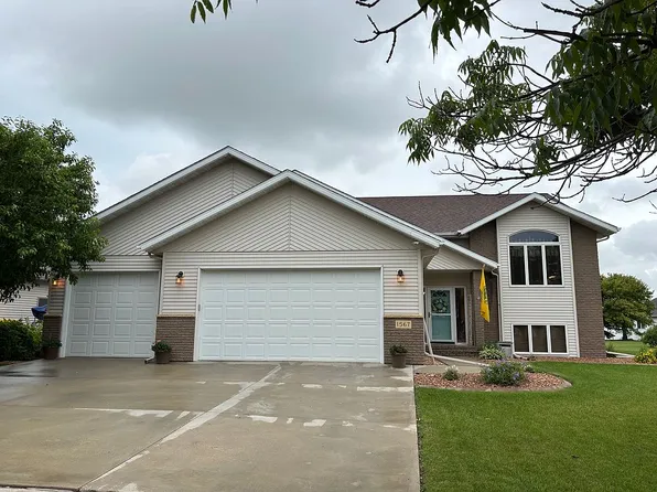 1567 Woodridge Ln, West Fargo, ND 58078