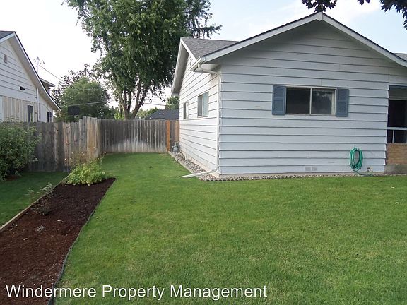 3rd image of 429 SE Mountain View Dr