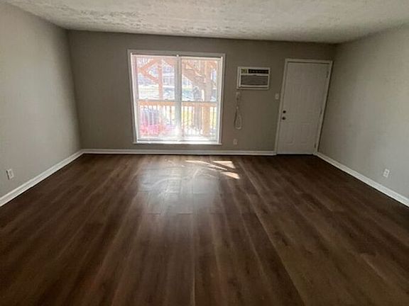 3rd image of 2021 Cambridge Dr APT 14