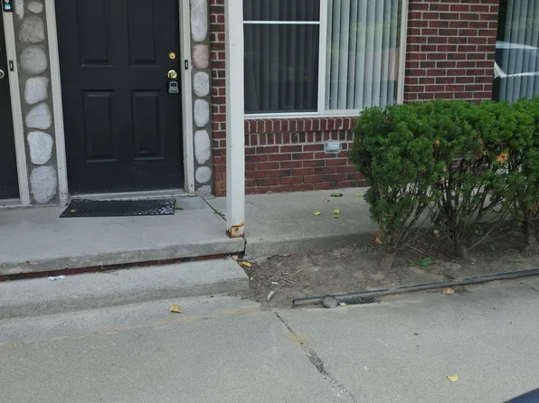 38590 Meadowdale Dr, Clinton Township, MI 48036