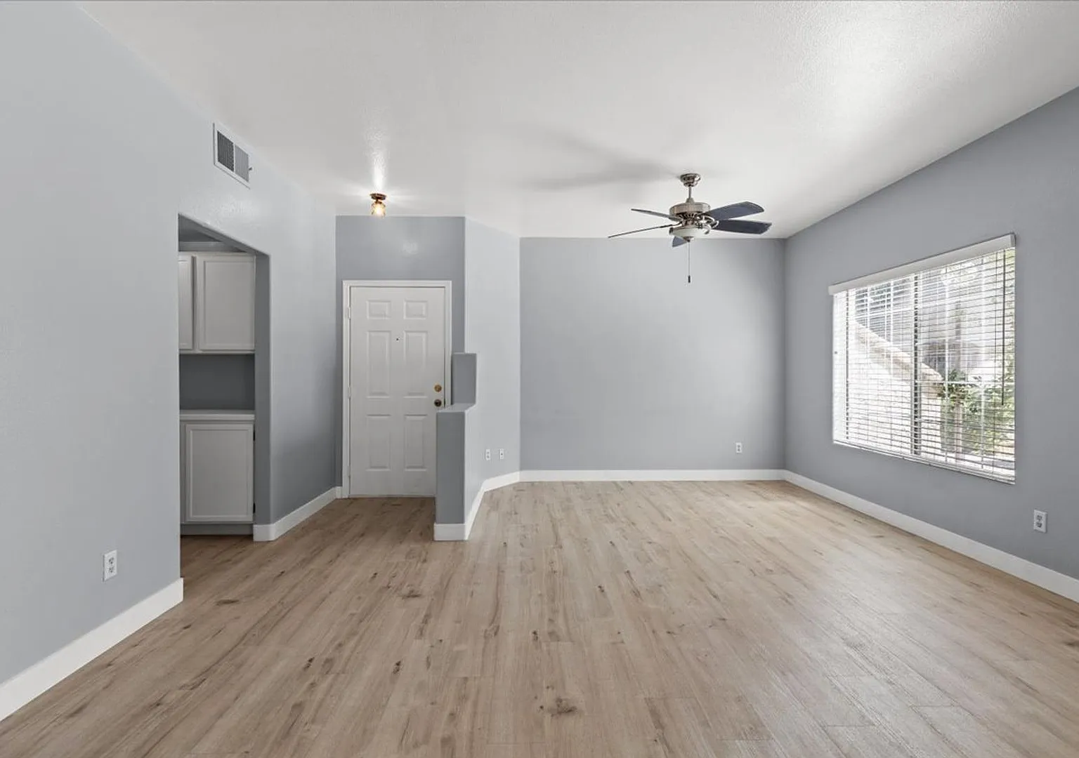 Sleek 2 Bedroom Condo with 2 Car Garage Near Centennial Hills — Photo 4