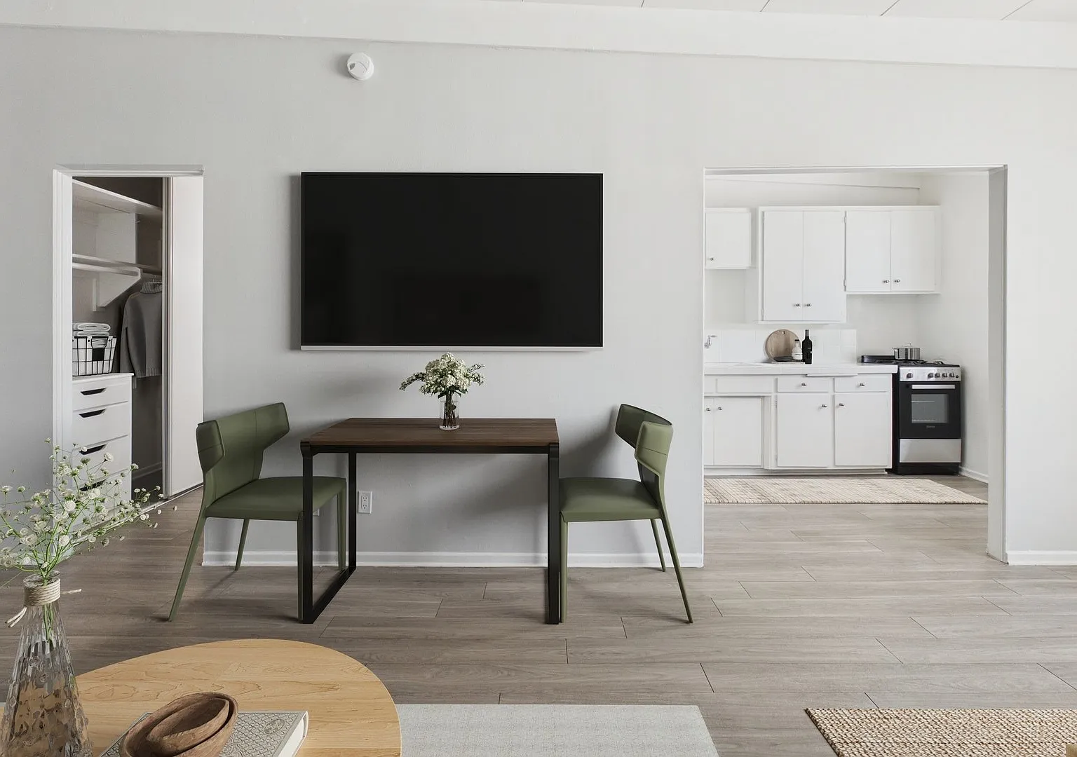 Royal Sepulveda Apartment Homes — Photo 3