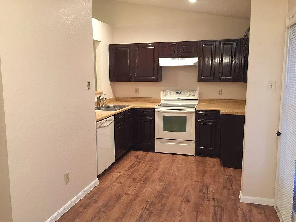 3 bed, 1266 sqft, $2,100 — Photo 4