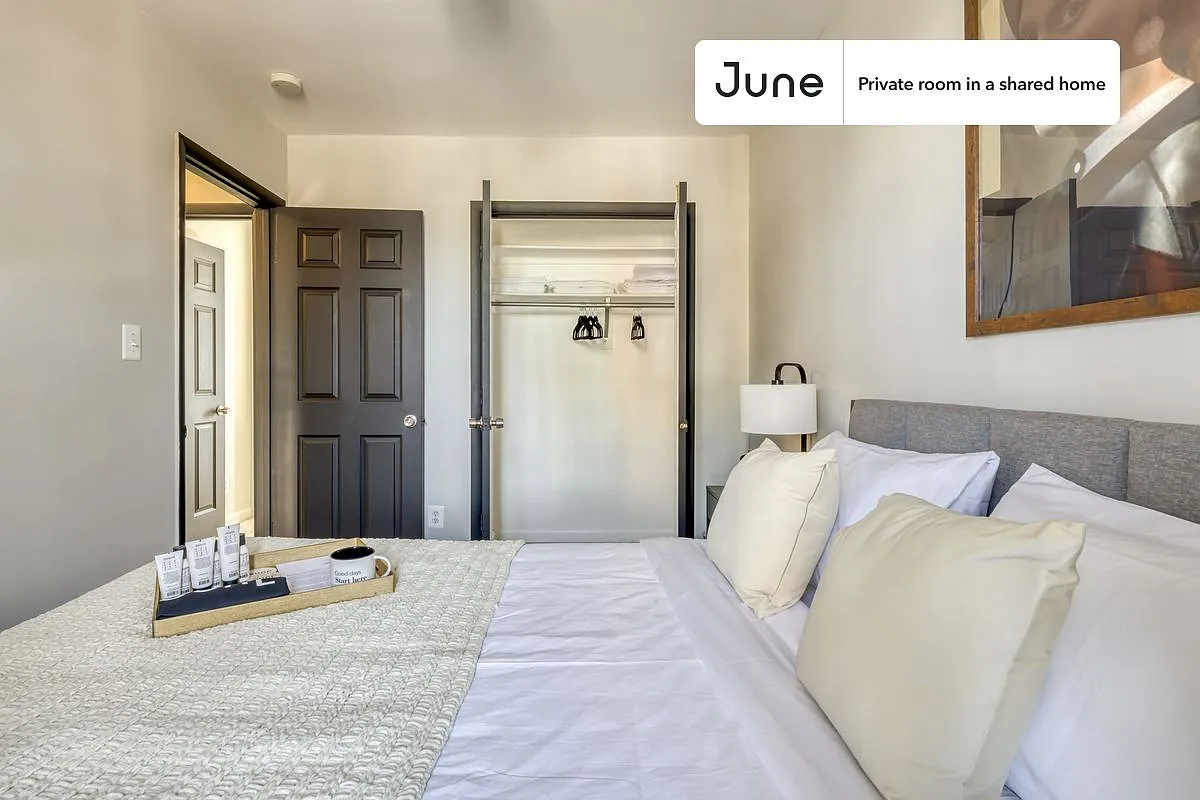 Queen bedroom in 5 bed/2.5 bath home in H Street #288 E — Photo 2