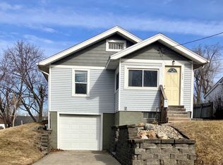 1322 Crescent Dr, Newton, IA 50208