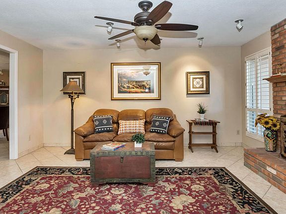 4th image of 827 E Village Circle Dr S