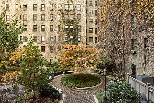 Sold by Warburg | media 32