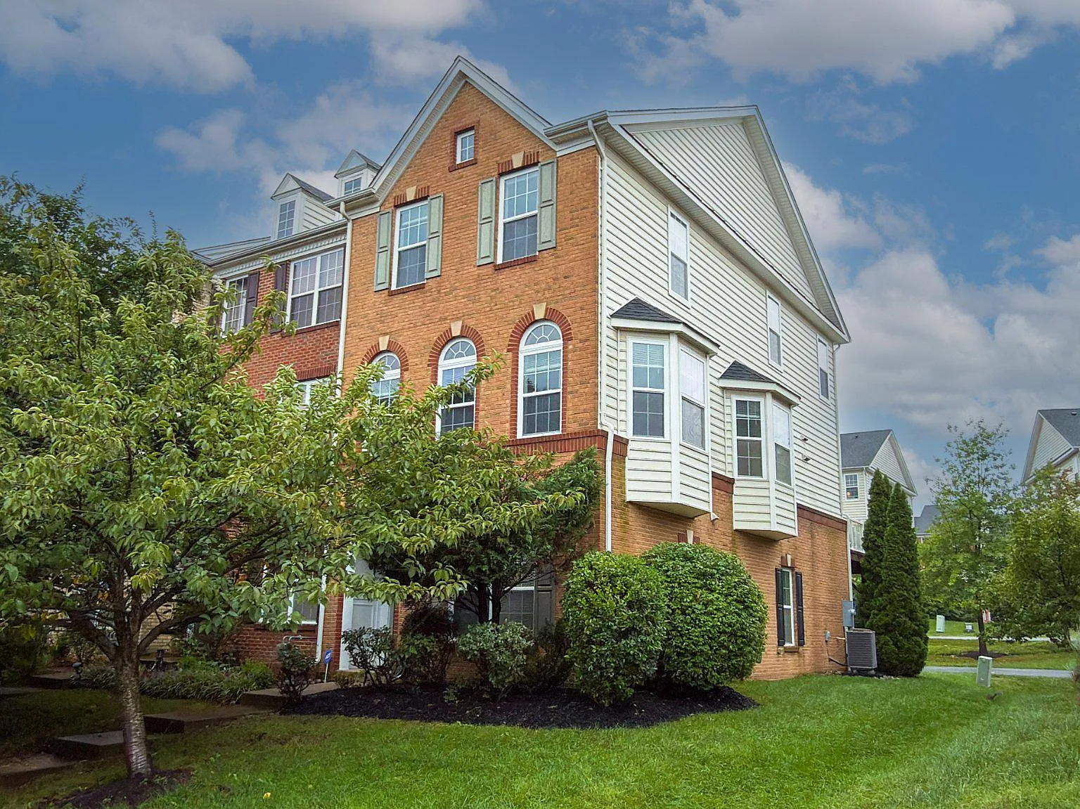 3 bed, 3.5 bath, 1878 sqft, $2,800 — Photo 1