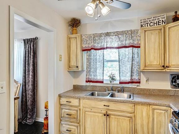 4th image of 828 Holiday Ct