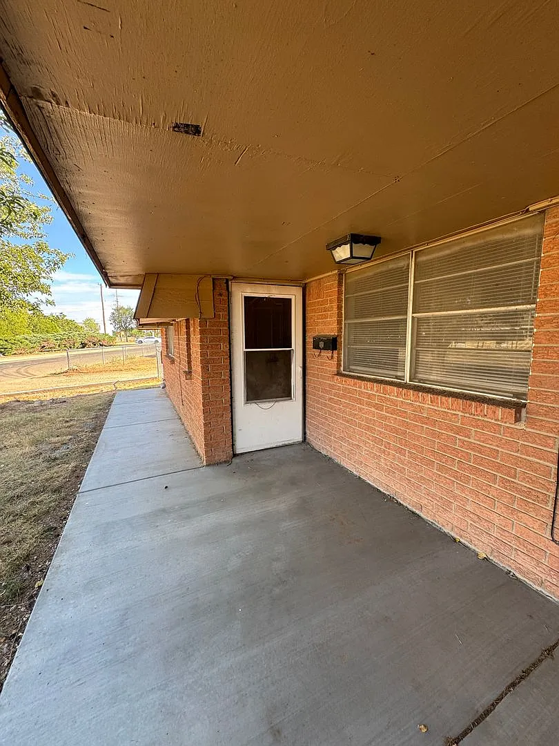 Spacious 4 Bedroom, 2 Bathroom Over 1700 Sqft. Duplex In Westridge! Remodeled — Photo 1