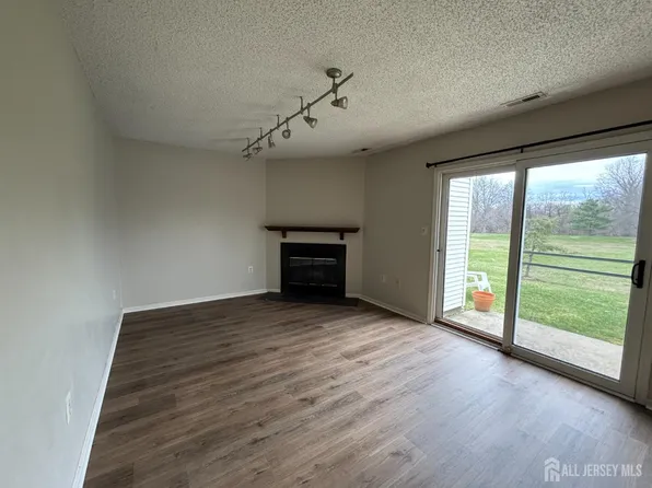 62 Colleen Ct, Kendall Park, NJ 08824