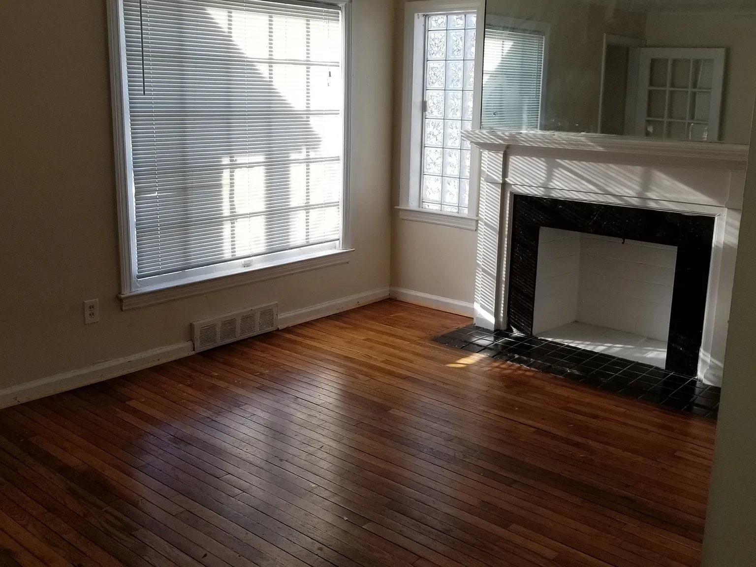 3 bed, 1.0 bath, 849 sqft, $1,050 — Photo 2