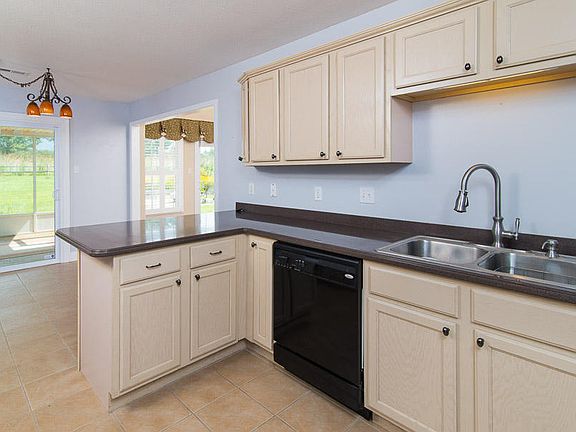 5th image of 607 Yellow Rose Ln