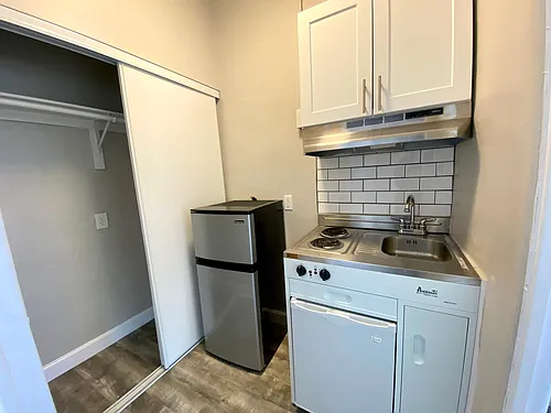 5613 Carlton Way Photo 1