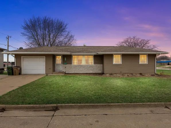808 11th St SE, Dyersville, IA 52040