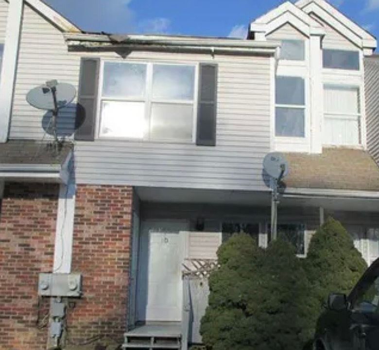 1st image of 10 Ashley Dr