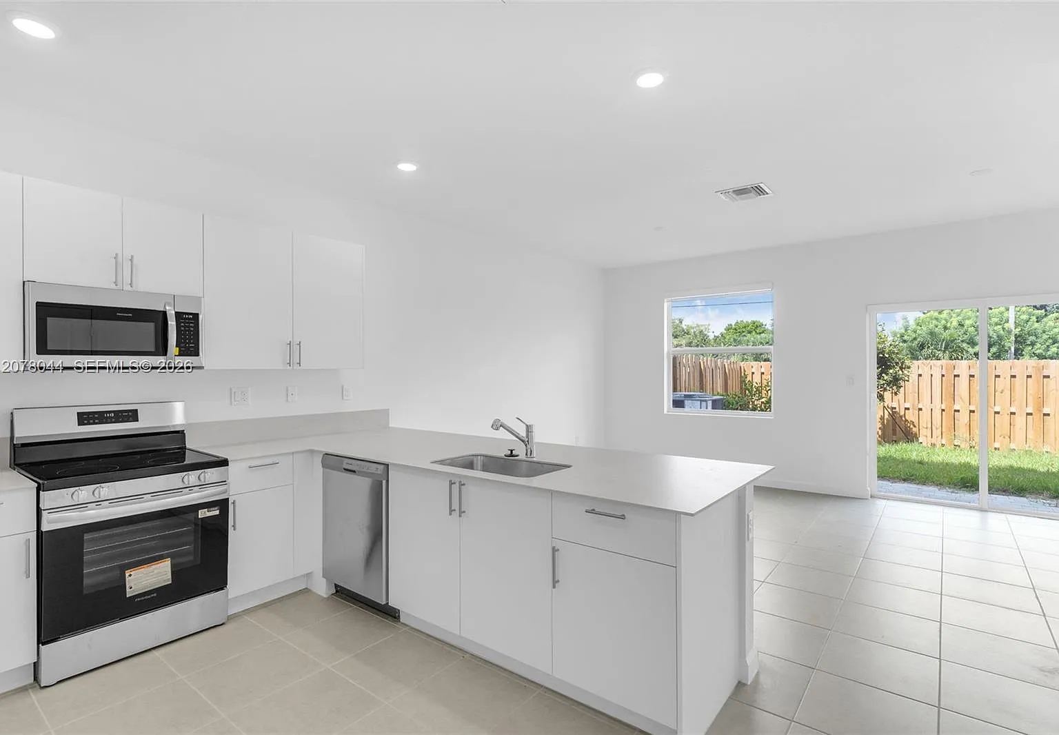 3 bed, 2.5 bath, $2,500 — Photo 3