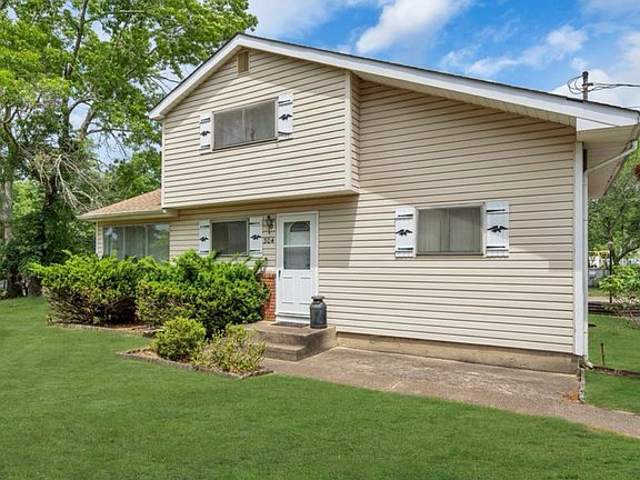 3rd image of 304 Lillian Ln