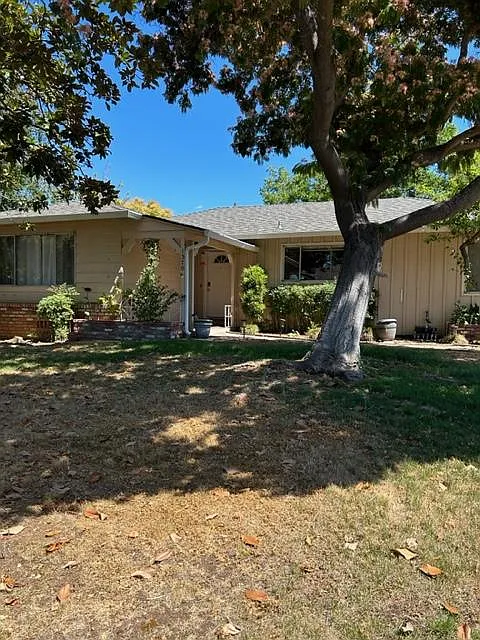1370 Montclaire Way photo 1