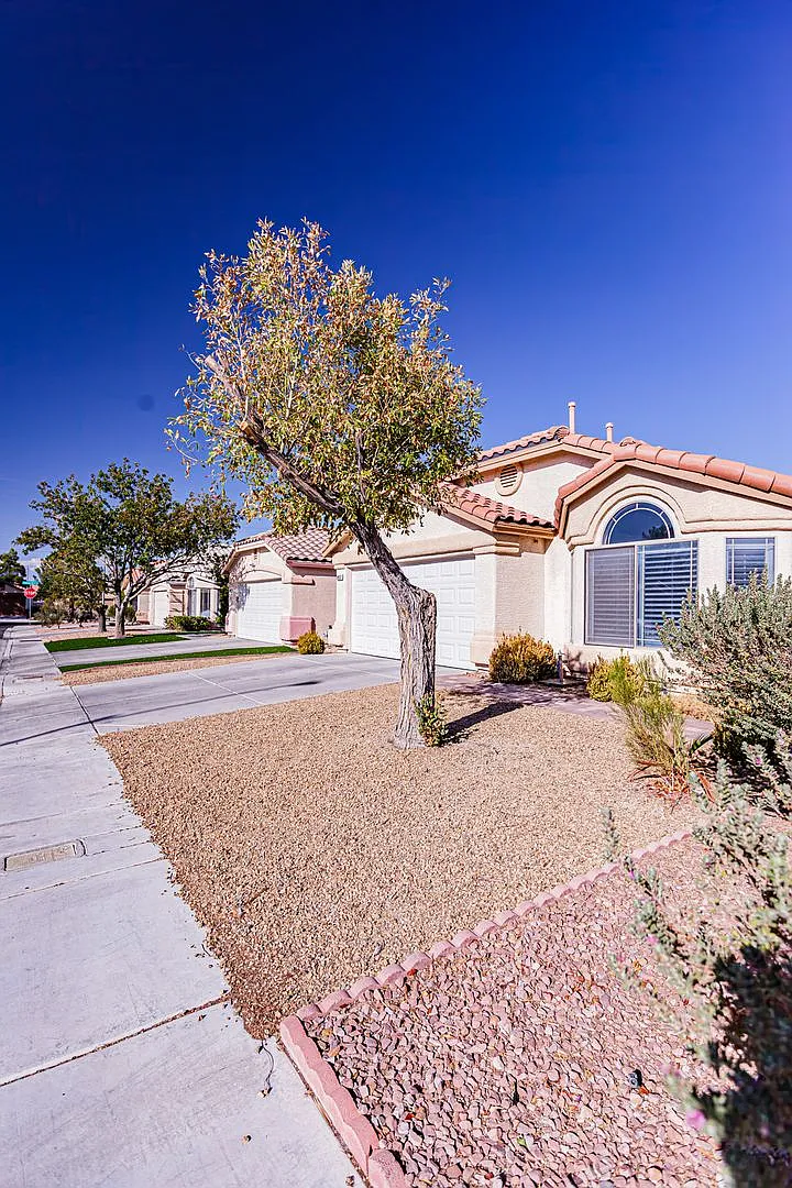1 Story home located in Silverado Ranch — Photo 3