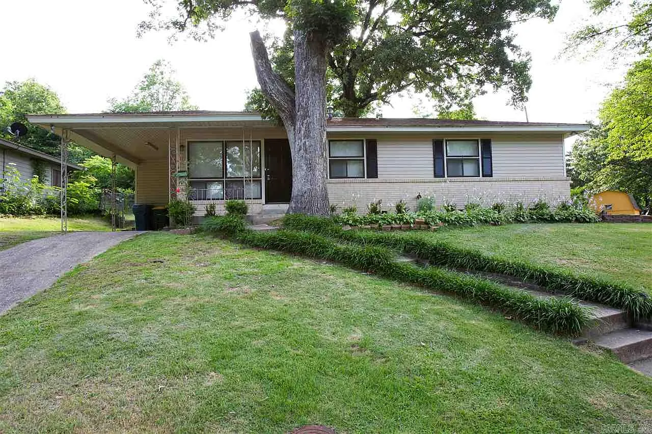 3 bed, 1.5 bath, 1008 sqft, $1,050 — Photo 1