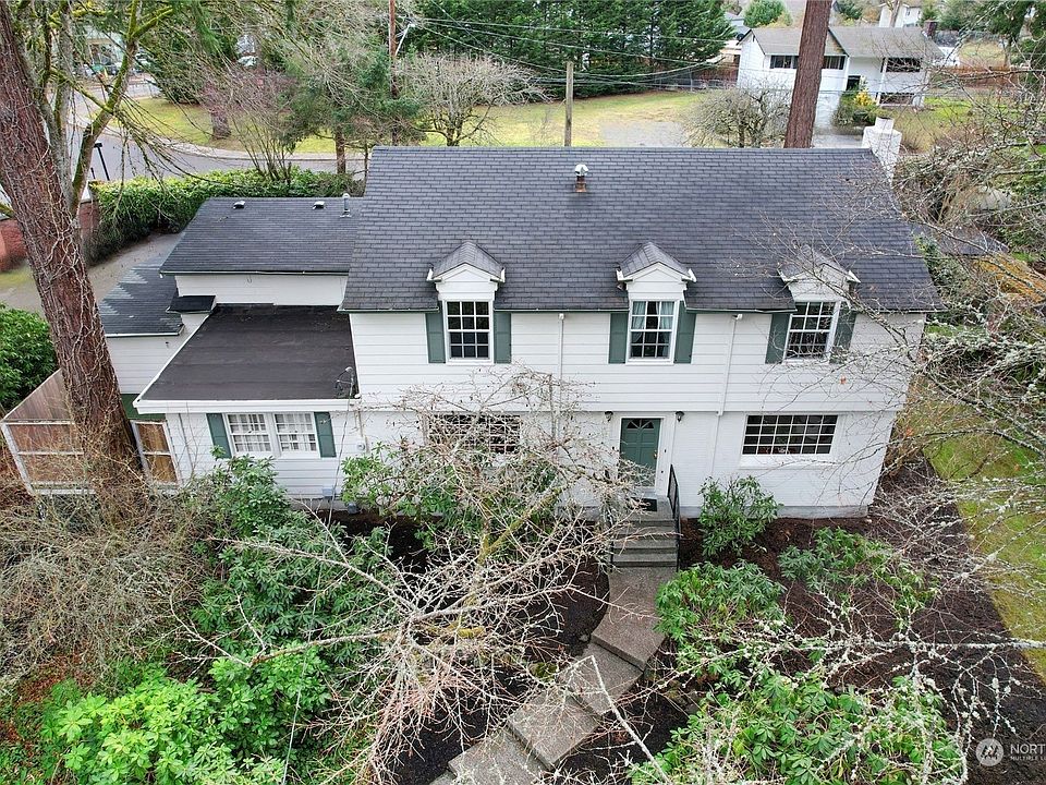 Well kept 5 bedroom colonial home with plenty of space for everyone!>