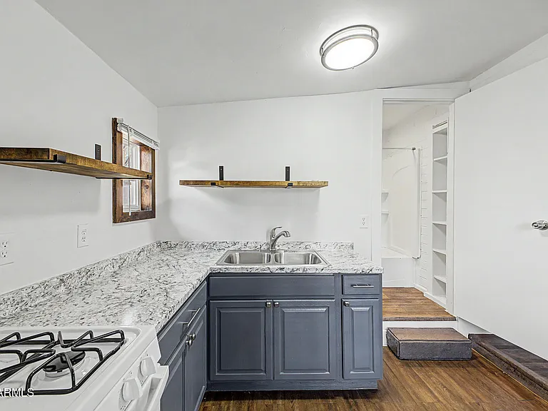 317 N Elm St — Photo 31