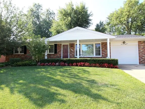 9218 Ewers Dr, Saint Louis, MO 63126