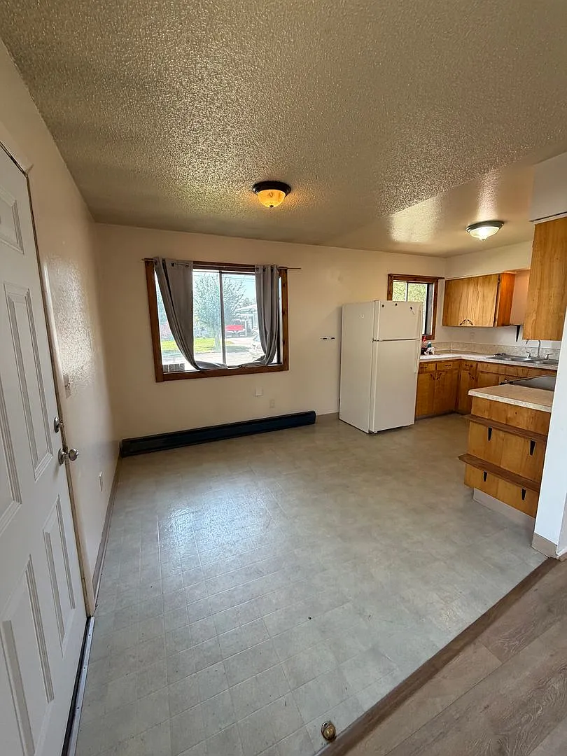 2-Bedroom Home with Garage Near Sky Lakes and OIT — Photo 1