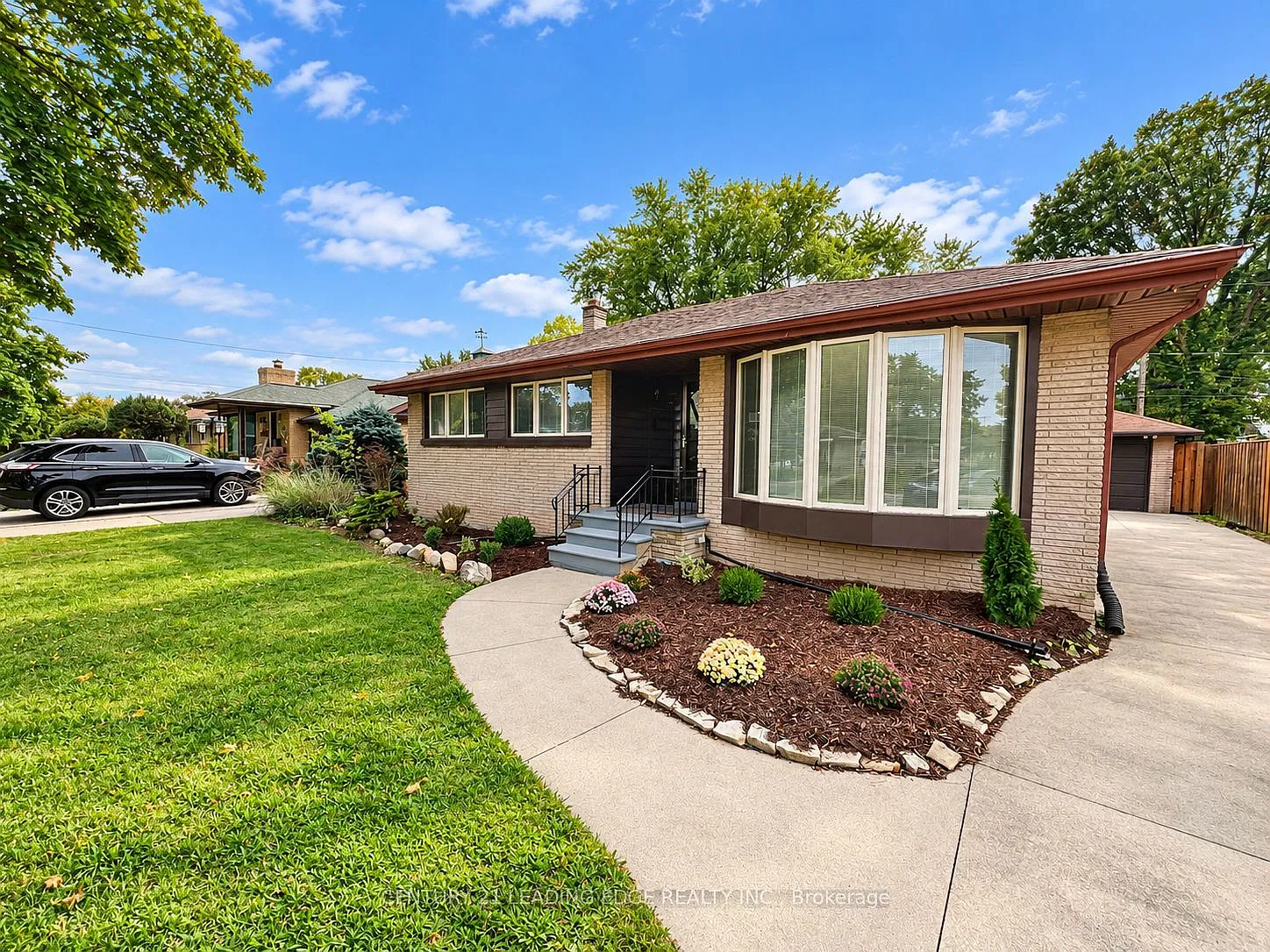 4 bed, $2,400 — Photo 2