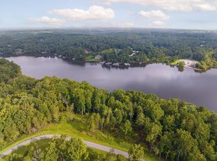 5752 Lake Pointe Dr, Hickory, NC 28630
