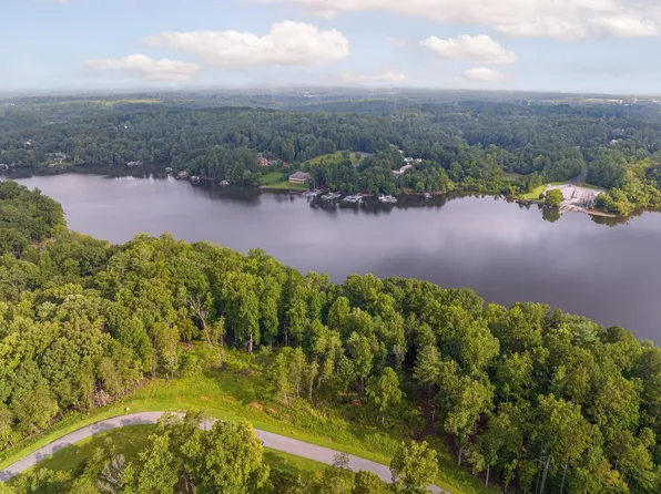 5752 Lake Pointe Dr, Hickory, NC 28630