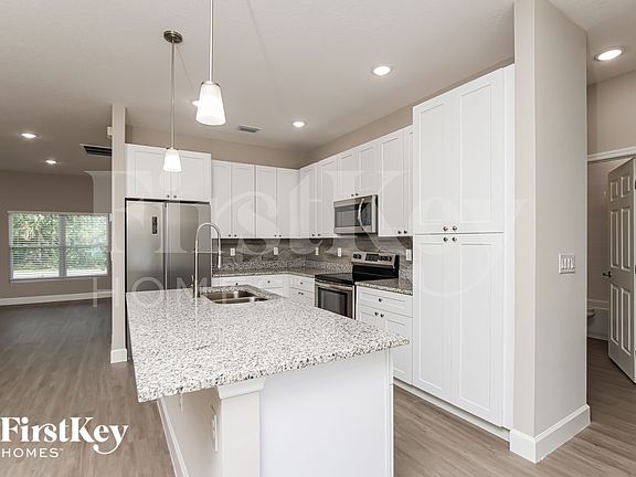 5th image of 717 Lavender St SE