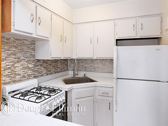 3rd image of 211 Thompson St APT 6B