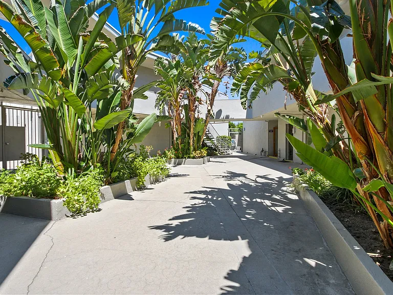 Royal Sepulveda Apartment Homes — Photo 5