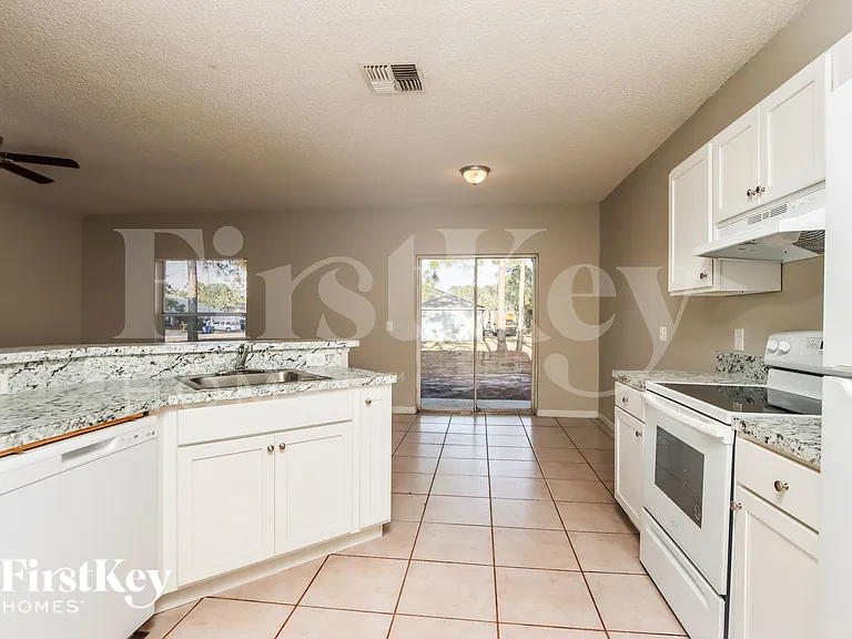 1201 Schumann Dr — Photo 5