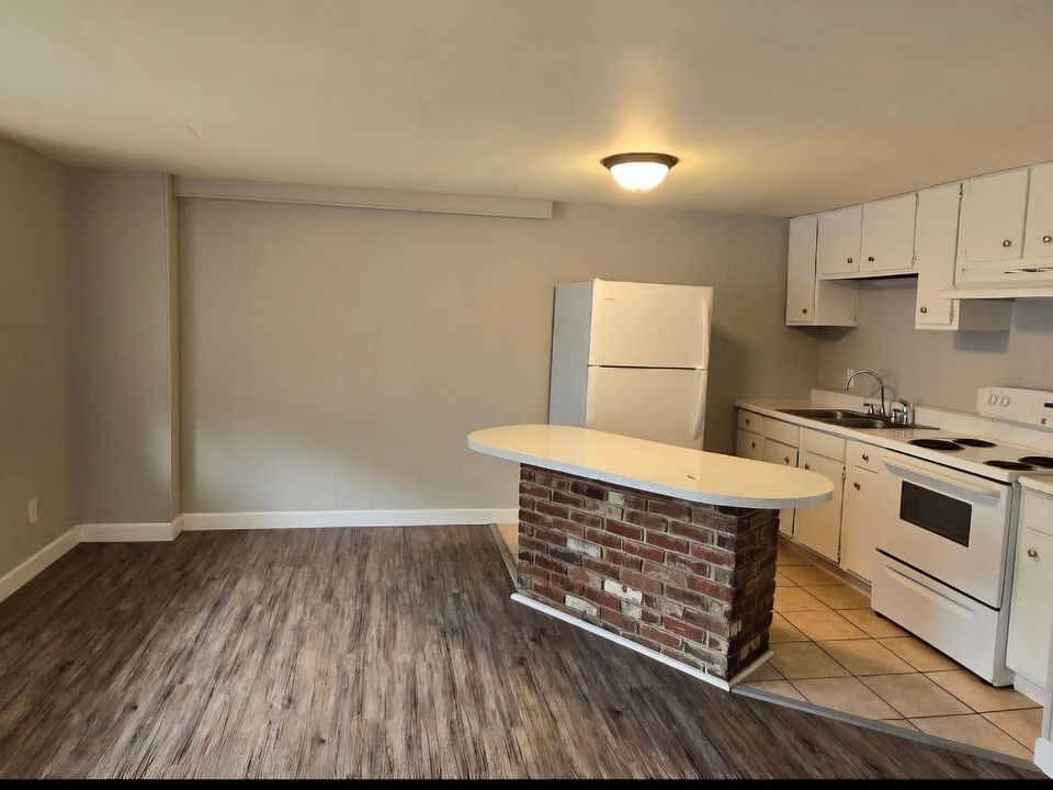 2nd image of 3706 Timberlake Rd #103