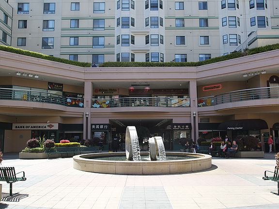 Photo of the Plaza underneath the apartment