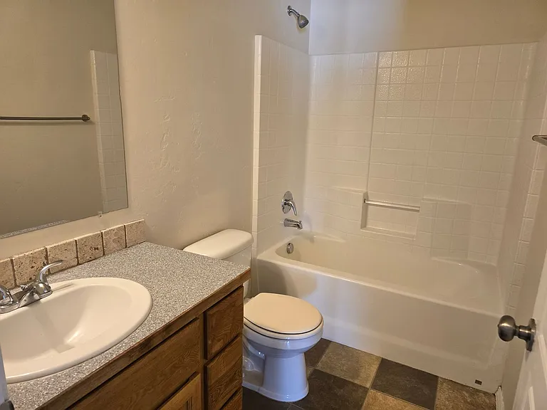649 Clinton Dr — Photo 8